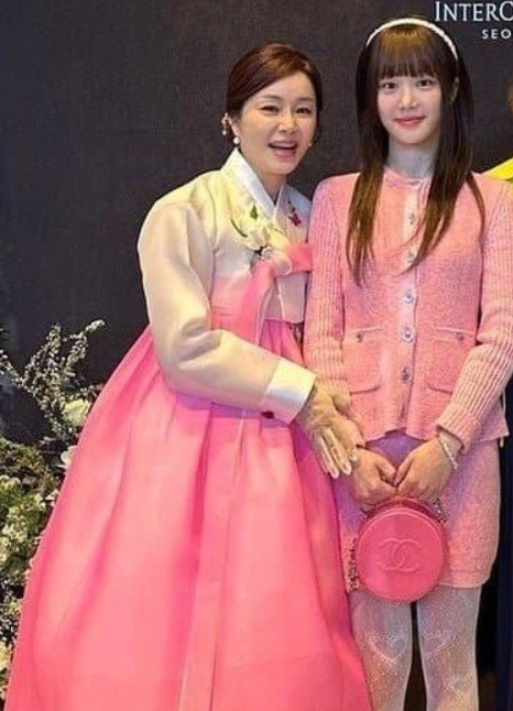 배우 이다인의 결혼식에서 자세를 취하고 있는 엄마 견미리와 언니 이유비. SNS 캡처