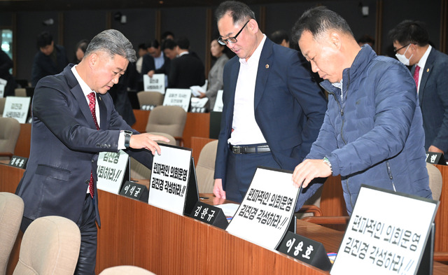 6일 오전 경기도의회 본회의장에서 국민의힘 의원들이 김진경 의장의 사퇴를 요구하는 피켓을 의원석에 설치하고 있다.조주현기자