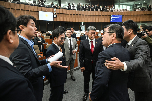 경기도의회 국민의힘 허원 의원과 더불어민주당 황대호 의원이 언쟁을 벌이고 있다.조주현기자