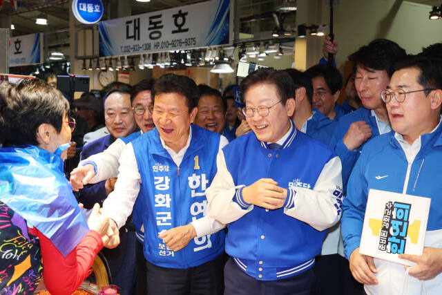 지난 10·16 인천 강화군수 보궐선거 때 한연희 더불어민주당 후보가 이재명 대표와 외포항 젓갈 수산물 직판장에서 지지를 호소하고 있다. 경기일보DB