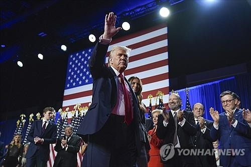 6일 플로리다 팜비치서 대선 승리 선언하는 트럼프 전 대통령 [AP = 연합뉴스]