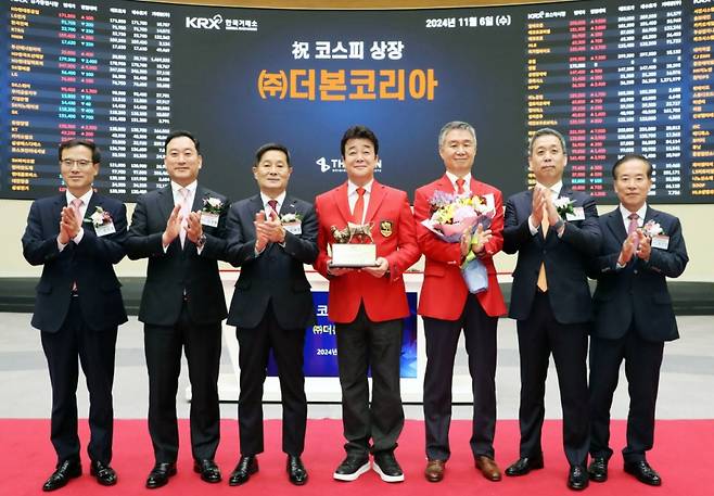 왼쪽부터 정석호 한국IR협의회 회장, 김성환 한국투자증권 대표이사, 양태영 한국거래소 유가증권시장본부장, 백종원 (주)더본코리아 대표이사, 강석원 (주)더본코리아 대표이사, 윤병운 NH투자증권 대표이사, 이기헌 상장회사협의회 부회장/사진제공=한국거래소