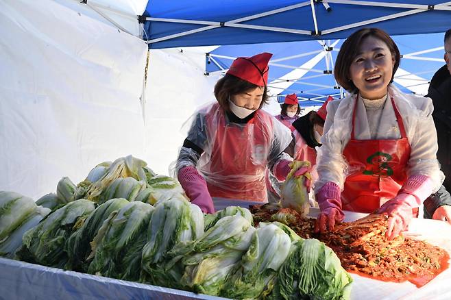 평창 고랭지 배추로 김치를 만들어 국회의원들에게 나눠주고 있는 평창의 마음과 미소