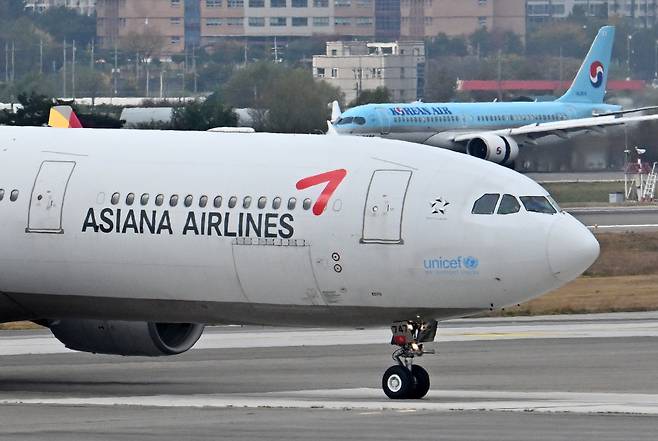 아시아나항공이 대한항공과 합병을 위해 화물사업 부문을 매각한다. 3일 오전 서울 김포공항 활주로에서 아시아나항공과 대한항공의 여객기가 이동하고 있다. 임세준 기자