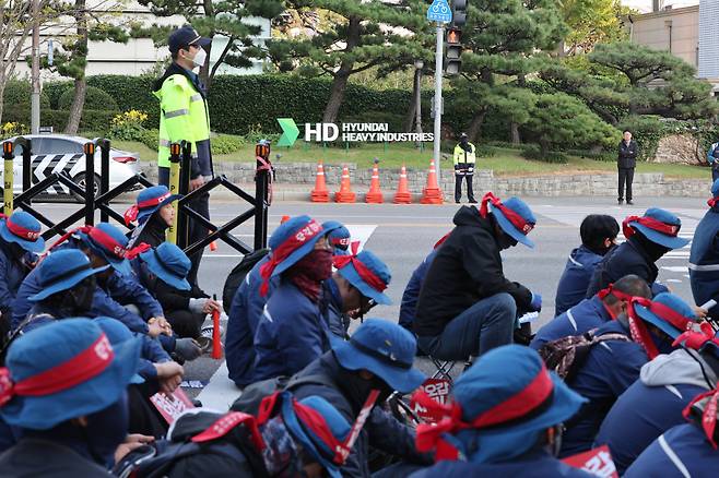 5일 오후 울산 동구 HD현대중공업 정문 앞에서 HD현대중공업 규탄 결의대회가 열리고 있다. [연합]