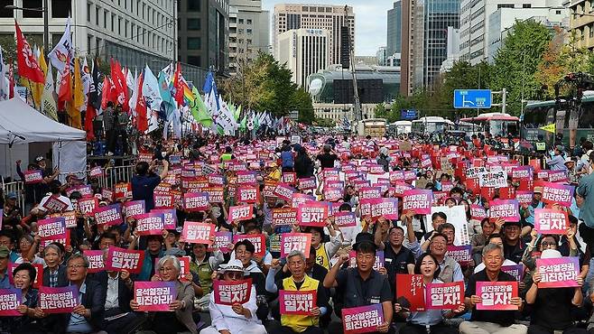 지난 9월 서울 숭례문 앞에서 전국민중행동·윤석열정권퇴진운동본부 주최로 열린 윤석열 정권 퇴진 시국대회에서 참가자들이 구호를 외치고 있다. [연합]