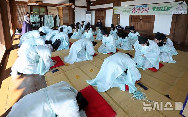 [대구=뉴시스] 이무열 기자 = 6일 대구 북구 구암서원에서 열린 2024 외국인 대학생 한국문화체험에서 외국인 유학생들이 전통예절을 배우고 있다. 2024.11.06. lmy@newsis.com