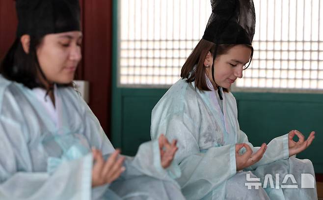 [대구=뉴시스] 이무열 기자 = 6일 대구 북구 구암서원에서 열린 2024 외국인 대학생 한국문화체험에서 외국인 유학생들이 명상 체험을 하고 있다. 2024.11.06. lmy@newsis.com