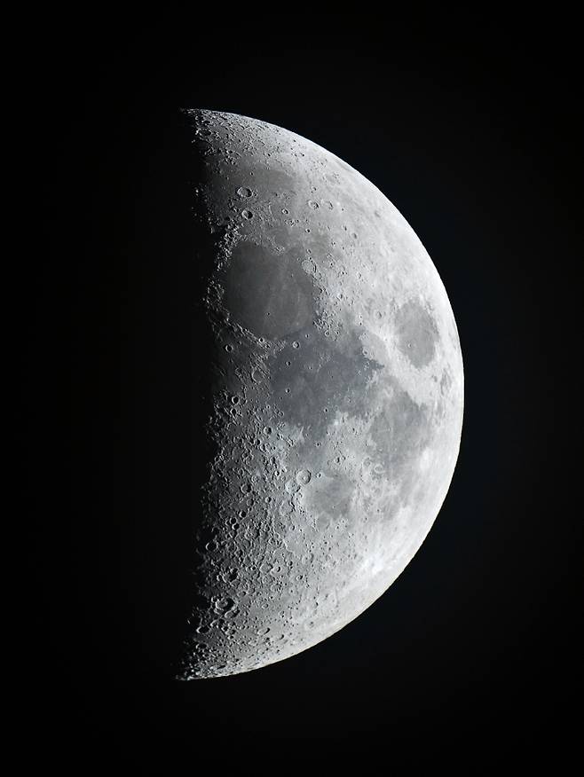 천안홍대용과학관에서 촬영한 상현달. 천안홍대용과학관 제공