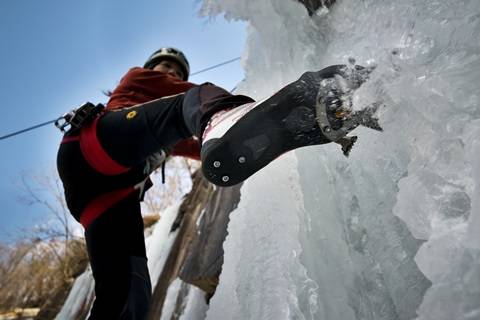 아이젠 이빨을 힘차게 박아 넣는 장하숙.실내암장 강사답게 가벼운 몸놀림으로 빙벽을 오른다.