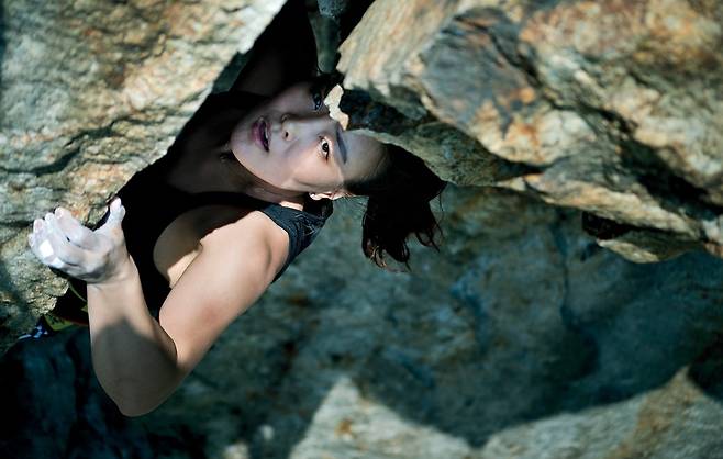 '엄마의 눈물(5.10c)' 크럭스에 진입하는 김윤아. 크랙 사이로 등반을 시도하는 김윤아의 표정이 진지하다.