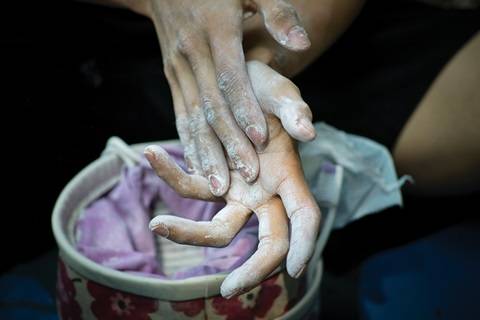 볼더링 세계랭킹 1위의 손. 손가락힘과 홀드 감각이 좋은 것이 강점이다.