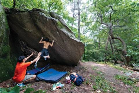 동굴 밖으로 나와 흐르는 홀드에 매달린다. 반동으로 흔들리는 몸을 멈춰 세워 밖으로 나오려 안간힘을 쓰고 있다.