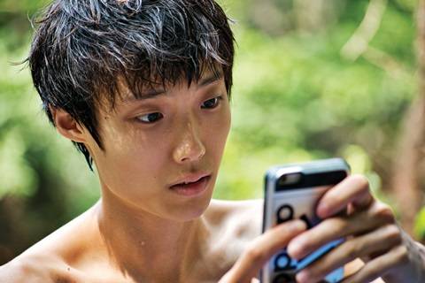 손상원의 럭키 완등 동영상을 스마트폰으로 보며, 동작을 확인한다.