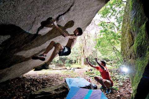 스타트하여 다음 홀드를 잡는 데 성공한 천종원이 발을 뉘여 균형을 잡고 있다. 이승범이 뒤에서 떨어질 것에 대비해 손을 받치고 있다.