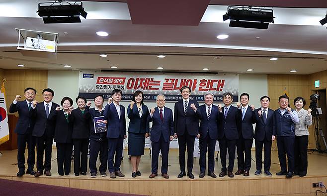 조국 조국혁신당 대표를 비롯한 참석자들이 6일 오전 서울 여의도 국회 의원회관에서 열린 윤석열 정부 중간평가 토론회에서 기념촬영을 하고 있다. 사진=조국혁신당 제공