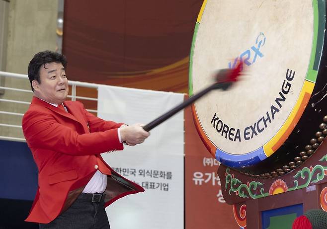 [서울=뉴시스] 김근수 기자 =  백종원 더본 코리아 대표이사가 6일 서울 여의도 한국거래소 홍보관에서 더본 코리아 상장식에서 기념북을 치고 있다. 2024.11.06. ks@newsis.com