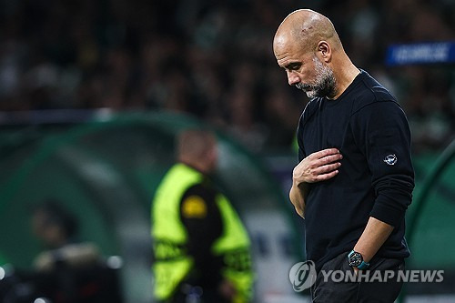 스포르팅이 6일(한국시간) 포르투갈 리스본에 있는 아스타디우 주제 알발라드에서 열린 맨시티와의 2024-2025시즌 유럽축구연맹(UEFA) 챔피언스리그 리그 페이즈 4차전에서 4-1로 대 역전승을 거뒀다.   아모림 감독의 홈 고별전이 된 이 경기에서 향후 그의 라이벌일 될 맨시티를 상대로 대승을 거두며 스포르팅 홈 팬들에게 마지막 선물을 선사했다.   반대로 과르디올라 감독과 맨체스터 유나이티드 부임이 공식 발표된 후벵 아모림 감독의 맞대결로 큰 관심을 모은 이 경기에서 아모림이 대승을 거두면서 과르디올라는 골머리를 앓게 됐다. 연합뉴스