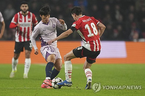 김민수가 6일(한국시간) 네덜란드 에인트호번에 있는 PSV 스타디온에서 열린 PSV에인트호벤과 지로나와의 2024-2025시즌 챔피언스리그 리그 페이즈 4차전에 교체 출전해 챔피언스리그 데뷔전을 치렀다.   김민수는 18세 9개월 18일의 나이에 이날 경기 데뷔전을 치르며 이강인(PSG)이 지난 2019년 9월 17일 첼시(잉글랜드)와의 조별리그 1차전에 18세 6개월 30일의 나이로 역대 최연소 대회 데뷔전을 치른 데 이어 최연소 출전 2위에 올랐다. 연합뉴스