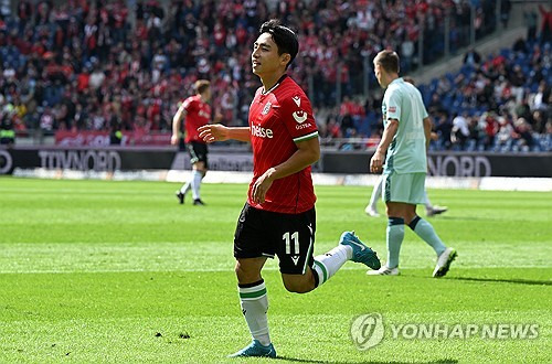 독일 매체 TZ가 6일(한국시간) 하노버에서 뛰고 있는 이현주의 대한민국 축구 국가대표팀 발탁 소식을 전했다. 공격수인 그는 다가오는 국제축구연맹(FIFA) 월드컵 예선 경기에 나설 대표팀 명단에 포함됐다"라며 "이는 연령별 대표팀 출전 이후 그의 첫 A대표팀 발탁이다. 연합뉴스