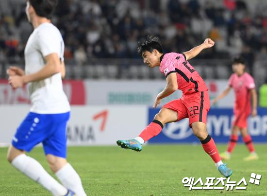 독일 매체 TZ가 6일(한국시간) 하노버에서 뛰고 있는 이현주의 대한민국 축구 국가대표팀 발탁 소식을 전했다. 공격수인 그는 다가오는 국제축구연맹(FIFA) 월드컵 예선 경기에 나설 대표팀 명단에 포함됐다"라며 "이는 연령별 대표팀 출전 이후 그의 첫 A대표팀 발탁이다. 엑스포츠뉴스DB