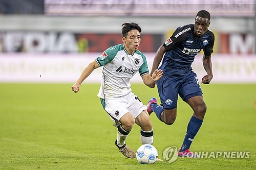 독일 매체 TZ가 6일(한국시간) 하노버에서 뛰고 있는 이현주의 대한민국 축구 국가대표팀 발탁 소식을 전했다. 공격수인 그는 다가오는 국제축구연맹(FIFA) 월드컵 예선 경기에 나설 대표팀 명단에 포함됐다"라며 "이는 연령별 대표팀 출전 이후 그의 첫 A대표팀 발탁이다. 연합뉴스