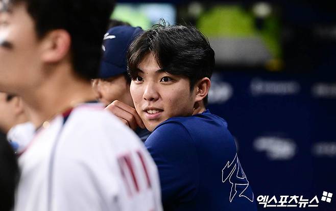 6일 오후 서울 구로구 고척스카이돔에서 열린 2024 WBSC(세계야구소프트볼연맹) 프리미어12 대한민국 야구 대표팀과 상무와의 평가전 경기, 상무가 2:1의 스코어로 승리했다. 김영웅이 더그아웃에서 경기를 지켜보고 있다. 고척, 박지영 기자