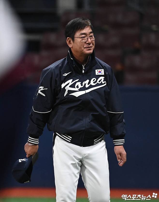 6일 오후 서울 구로구 고척스카이돔에서 열린 2024 WBSC(세계야구소프트볼연맹) 프리미어12 대한민국 야구 대표팀과 상무와의 평가전 경기, 상무가 2:1의 스코어로 승리했다. 경기 종료 후 한국 류중일 감독이 그라운드를 빠져나가고 있다. 고척, 박지영 기자