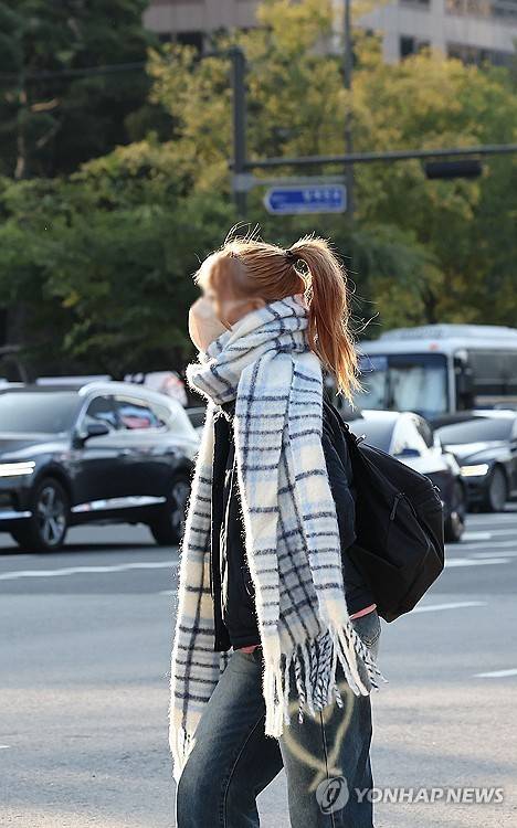 아침 추위  (서울=연합뉴스) 류영석 기자 = 쌀쌀한 아침 기온을 보이는 5일 오전 서울 광화문광장에서 시민들이 두꺼운 옷차림을 한 채 걸어가고 있다. 2024.11.5
    ondol@yna.co.kr