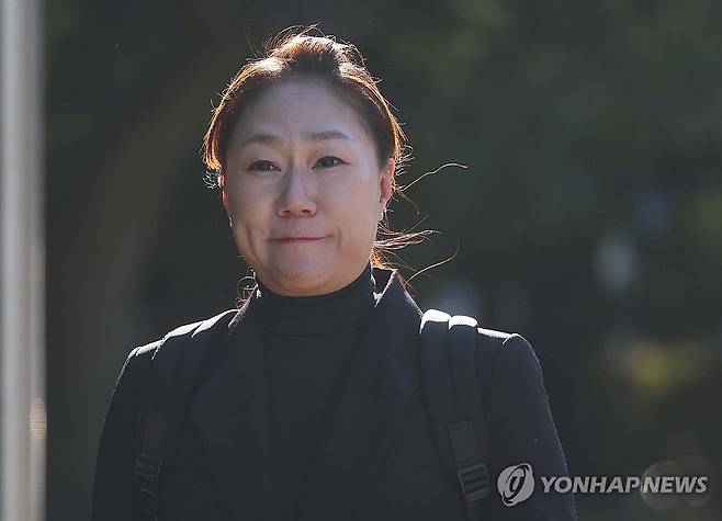 검찰 출석하는 강혜경 (창원=연합뉴스) 김동민 기자 = '명태균 의혹'을 폭로한 강혜경 씨가 6일 오전 창원지방검찰청에 출석하고 있다. 강 씨는 김영선 전 국회의원의 회계 책임자였다. 2024.11.6 image@yna.co.kr