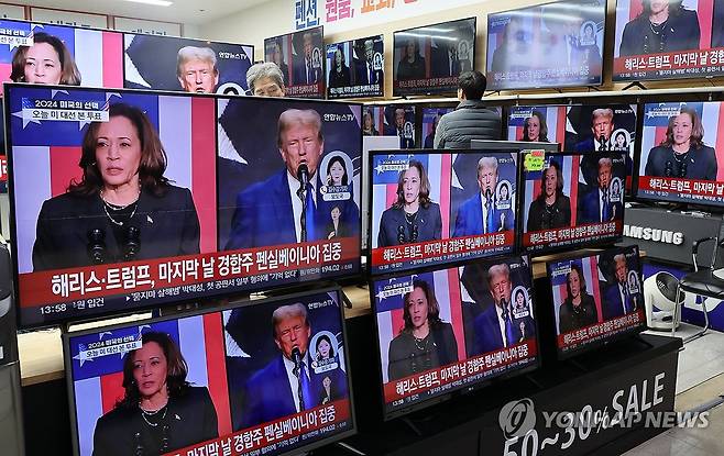 미 대선 보도 시청하는 시민 (서울=연합뉴스) 이진욱 기자 = 5일 오후 서울 용산구 전자랜드 한 가전 매장에서 시민이 미국 대선 관련 보도를 시청하고 있다. 2024.11.5 cityboy@yna.co.kr