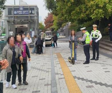 개인형 이동장치 단속 현장 모습 [서울시 제공. 재판매 및 DB 금지]