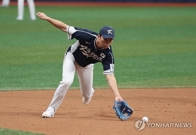 훈련하는 김영웅 (서울=연합뉴스) 김인철 기자 = 5일 서울 구로구 고척스카이돔에서 2024 세계야구소프트볼협회(WBSC) 프리미어12에 출전하는 한국 야구 대표팀의 김영웅이 훈련을 하고 있다. 2024.11.5 yatoya@yna.co.kr