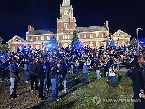 해리스 모교 하워드대학교에 모인 지지자들    (워싱턴=연합뉴스) 조준형 특파원 = 미국 민주당 대통령 후보인 카멀라 해리스 부통령의 모교인 워싱턴DC의 하워드대학교에서 대선 당일인 5일(현지시간) 개표 결과 시청 파티가 열렸다. 
    행사 시작 수 시간 전부터 교정에 이 대학 학생들을 포함한 지지자들이 해리스 부통령의 등장을 기다리고 있다. 2024.11.6 
    jhcho@yna.co.kr