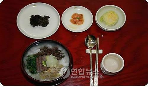 통영 장국밥 (창원=연합뉴스) 김영만 기자 = 임진왜란 당시 이순신 장군이 즐겨 먹었던 것으로 전해지는 통영 장국밥. 경남도가 이순신 프로젝트 사업의 하나로 현대인의 입맛에 맞게 재현한 통영 장국밥은 장국밥과 장군지, 젓갈, 침백채 등의 반찬으로 이뤄진다. 2010.4.6 <<지방기사 참고, 경남도>> ymkim@yna.co.kr (끝)