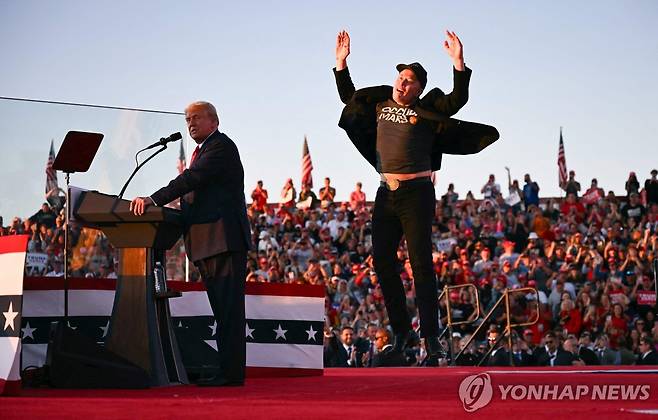 지난달 5일 트럼프 유세장에서 펄쩍펄쩍 뛰는 일론 머스크 [AFP 연합뉴스 자료사진. 재판매 및 DB 금지]