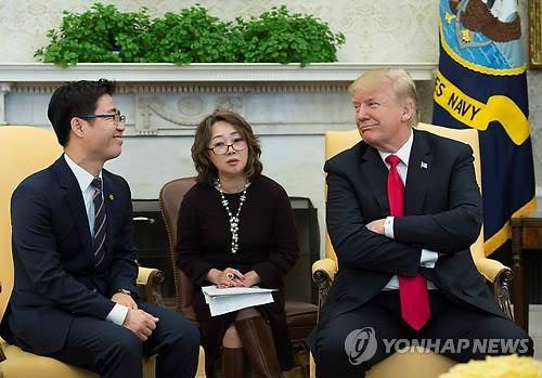 2018년 2월 백악관서 만난 트럼프 대통령과 탈북민 지성호 씨 [연합뉴스 자료사진]