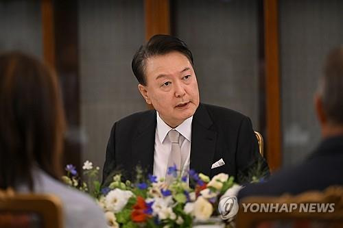 윤석열 대통령, 미 상원의원단 부부 초청 만찬 개최  윤석열 대통령이 2024년 9월 2일 청와대 상춘재에서 개최한 미국 연방 상원의원 및 배우자 초청만찬에서 인사말을 하고 있다. 이날 만찬에는 빌 해거티, 존 튠, 크리스 쿤스, 게리 피터스, 댄 설리번, 에릭 슈미트, 케이티 브릿 상원의원 부부가 참석했다. [대통령실 제공. 재판매 및 DB 금지]