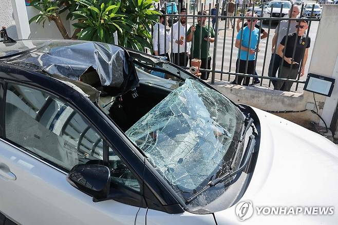 로켓 파편에 파손된 자동차 (AFP 연합뉴스) 6일(현지시간) 이스라엘 중부 텔아비브 외곽 라아나나 지역의 한 주차장에 세워진 차가 공중에서 격추된 헤즈볼라 로켓 파편에 맞아 파손됐다. 2024.11.6 dk@yna.co.kr