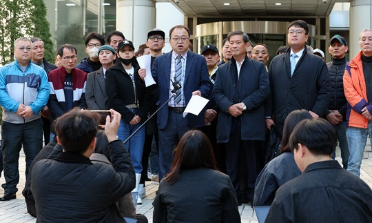 항소심 선고 직후 입장을 밝히는 형제복지원 서울경기 피해자협의회 관계자들 (사진 출처 : 뉴시스)