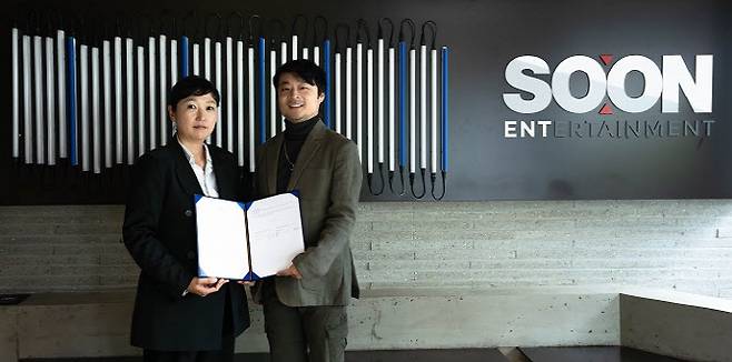 지난 11월 1일 마포에 위치한 순이엔티 본사에서 김혜영 문구야놀자 대표(좌측), 박창우 순이엔티 대표(우측)의 업무협약 후 기념 촬영