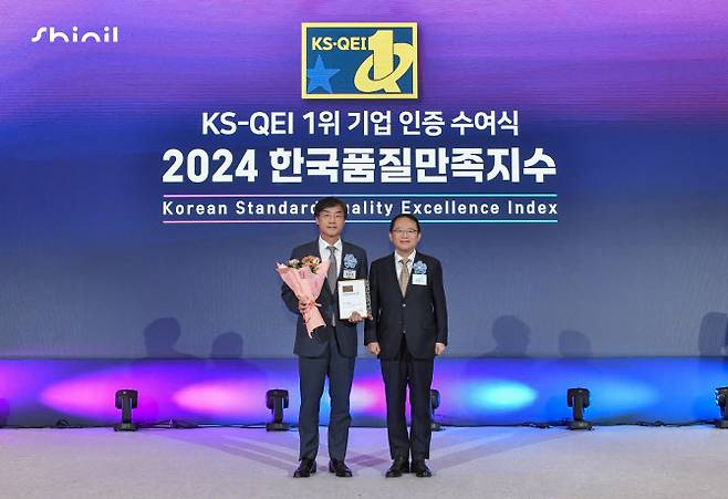 2024 한국품질만족지수 인증 수여식에서 정윤석(왼쪽) 신일전자 대표이사가 강명수 한국표준협회 회장과 기념촬영을 하고 있다. (사진=신일전자)