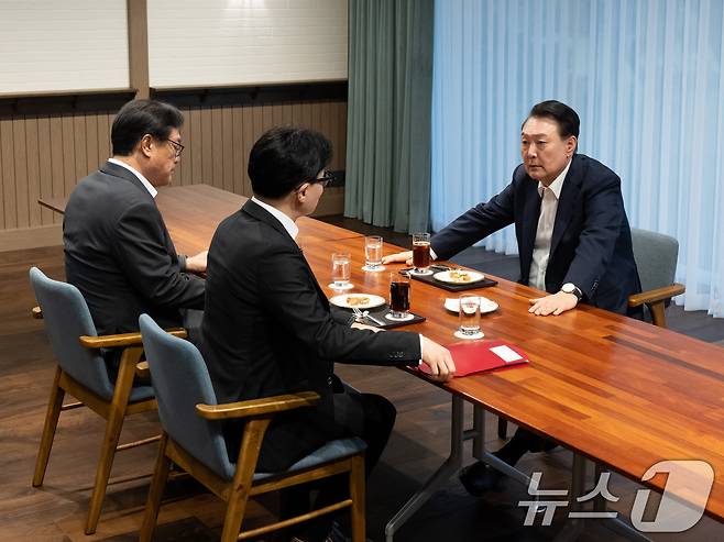 윤석열 대통령이 지난 10월 21일 서울 용산 대통령실 파인그라스에서 한동훈 국민의힘 대표와 면담을 하고 있다. 한 대표 왼쪽은 정진석 대통령 비서실장. (대통령실 제공) 2024.10.21/뉴스1 ⓒ News1 송원영 기자