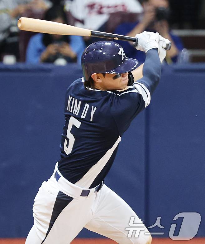 2일 오후 서울 구로구 고척스카이돔에서 열린 '2024 K-BASEBALL SERIES' 대한민국 야구 대표팀과 쿠바 대표팀의 평가전 2차전, 7회초 대한민국 공격 선두타자 김도영이 안타를 치고 있다. 2024.11.2/뉴스1 ⓒ News1 장수영 기자