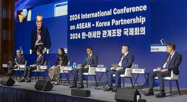 '2024 한-아세안 관계 조망 국제회의'의 세션 1(한-아세안 포괄적전략 동반자관계 구상)이 진행되고 있다. 7일, 서울 롯데호텔 크리스탈볼룸. 사진=한-아세안센터 제공