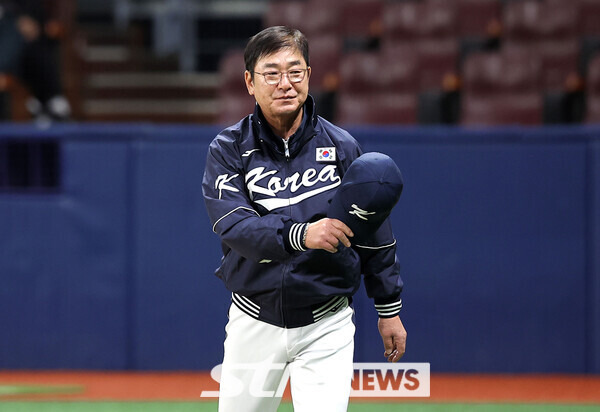 6일 서울 구로구 고척스카이돔에서 2024 WBSC 프리미어12를 앞두고 열린 한국 야구대표팀과 상무의 연습경기를 마친 류중일 감독이 덕아웃으로 향하고 있다. 사진┃뉴시스