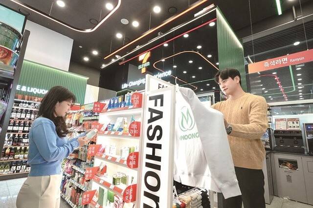 코리아세븐은 패션과 뷰티 콘텐츠를 접목시킨 신규 매장 '뉴웨이브 오리진'을 본사가 위치한 서울시 강동구 건물 1층에 선보이는 등 실적 개선 노력을 이어가고 있다. 사진은 서울시 강동구 이스트센트럴타워 1층 '뉴웨이브 오리진' 매장 모습 /코리아세븐