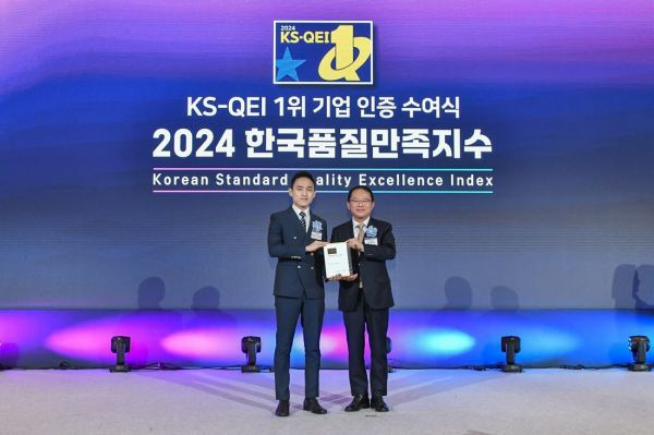 2024 한국품질만족지수(KS-QEI) 시상식에서 댄 챔(Dan Cham) 로보락 아시아·태평양 마케팅 총괄(왼쪽), 강명수 한국표준협회장(오른쪽)이 기념 촬영을 하고 있다. 로보락