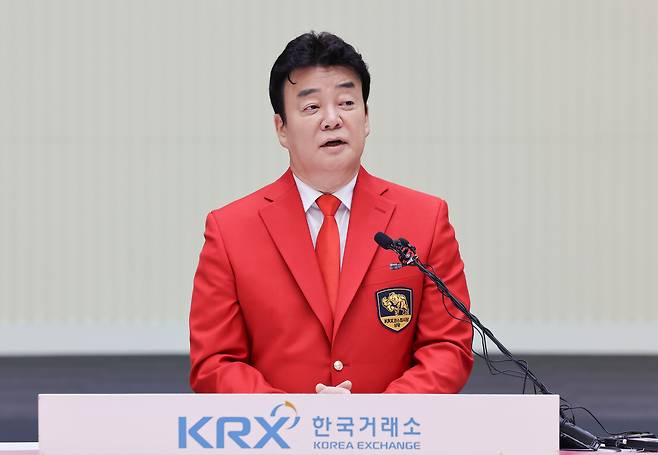 백종원 더본 코리아 대표이사가 지난 6일 서울 여의도 한국거래소 홍보관에서 열린 더본 코리아 상장식에서 기념사를 하고 있다. /뉴시스