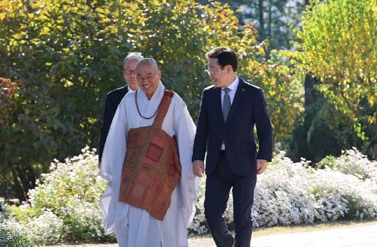 이재명 더불어민주당 대표가 6일 법륜스님을 만나 비공개 차담회를 진행했다. 연합뉴스